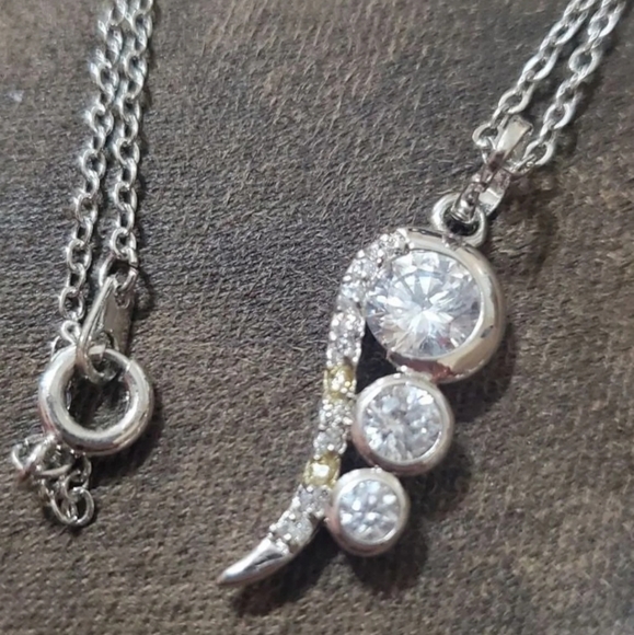 Modern design angels wing jewlery set. - Picture 4 of 5